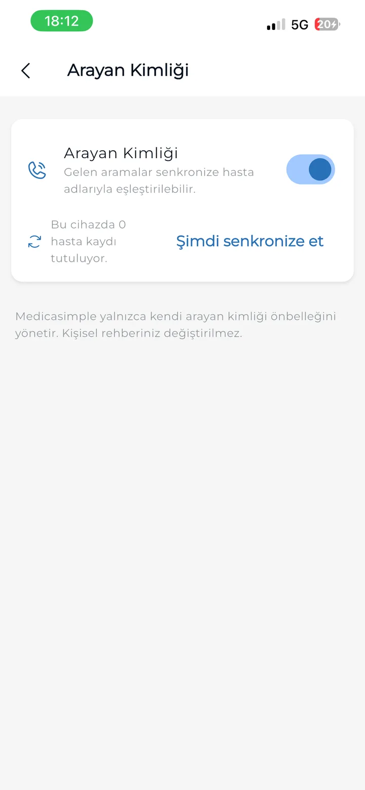iPhone’da Arayan Kimliği senkronize edilmiş durumda.